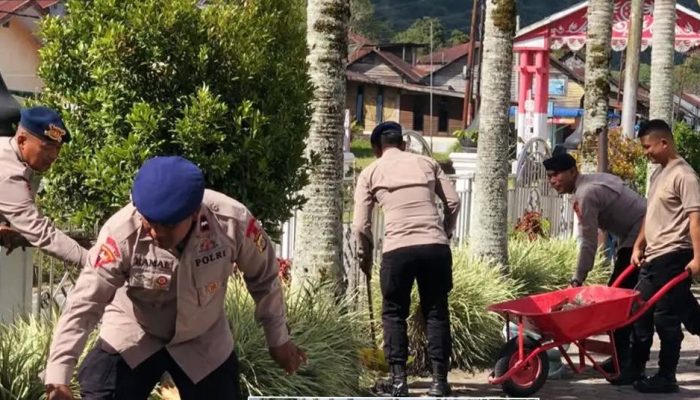 Brimob Aceh Bersihkan Masjid Wujudkan Lingkungan Ibadah Lebih Nyaman