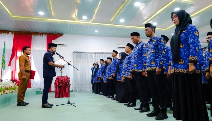 Bupati Al-Farlaky Lantik 45 Kepala Sekolah
