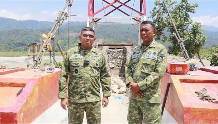 Danrem Tinjau Pembangunan Jembatan Gantung di Agara