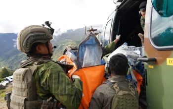Koops TNI Habema Evakuasi Jenazah Pilot PT AMA Air