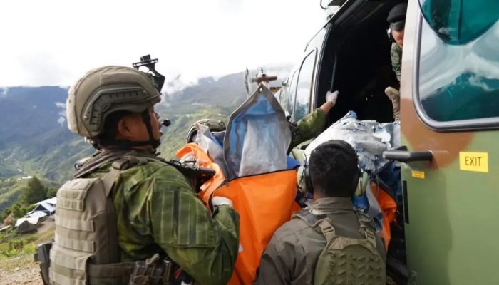 Koops TNI Habema Evakuasi Jenazah Pilot PT AMA Air