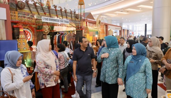 Ketua Dekranasda Aceh Tinjau Stand Kerajinan Aceh di Makassar