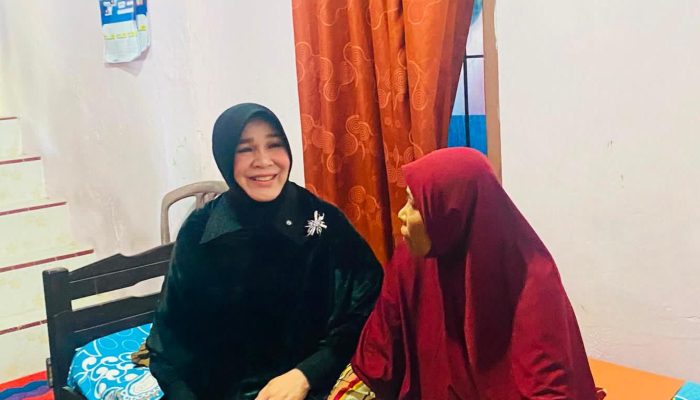 Illiza Serahkan Kursi Roda untuk Warga Pascadiamputasi