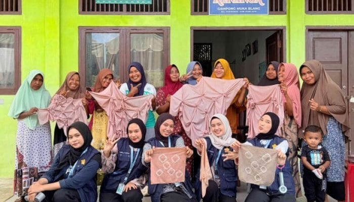Mahasiswa KKN USK Latih Warga Olah Pinang Jadi Pewarna Kain