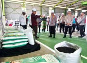 Kapolri Salurkan 80 Ton Pupuk Batu Bara ke Petani Riau