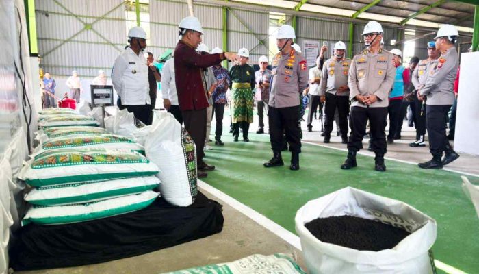 Kapolri Salurkan 80 Ton Pupuk Batu Bara ke Petani Riau