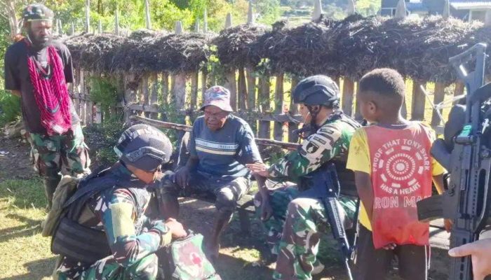 TNI Gelar Layanan Kesehatan Keliling di Lanny Jaya