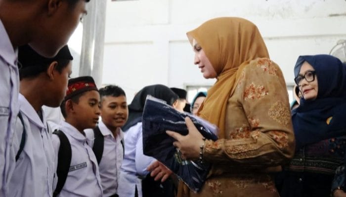 Ketua TP PKK Aceh Serahkan Seragam di Sekolah Darurat