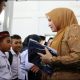 Ketua TP PKK Aceh Serahkan Seragam di Sekolah Darurat
