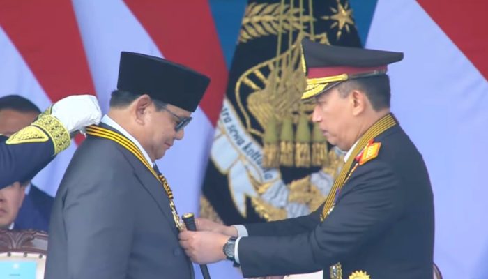 Kapolri Anugerahkan Medali Kehormatan kepada Presiden Prabowo