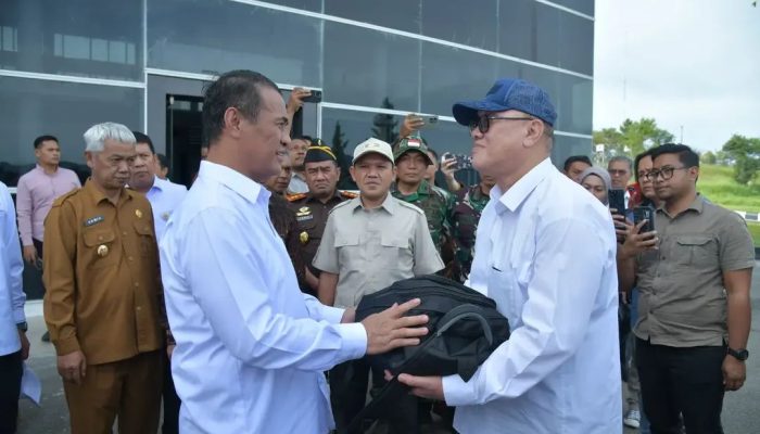 Mentan Serahkan Rp1 Miliar untuk Masjid di Bener Meriah