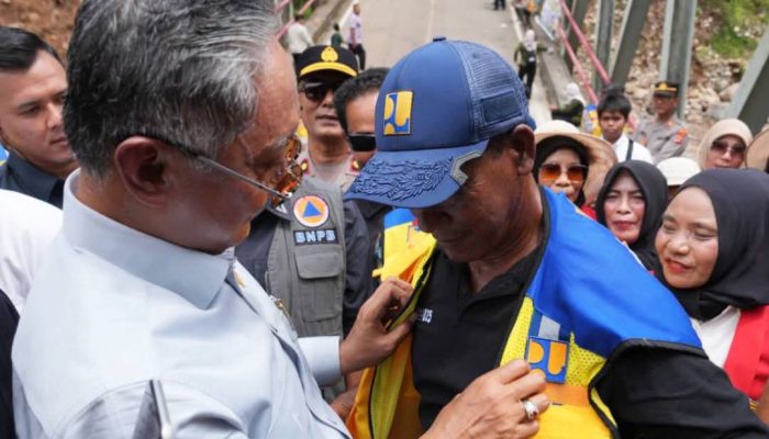 Syahrial Terima Rompi dan Topi dari Menteri PU