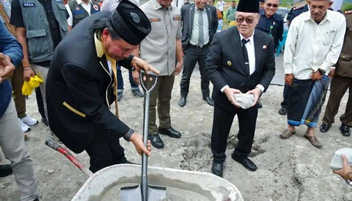 Bupati Tagore Letakkan Batu Pertama Pembangunan Huntap
