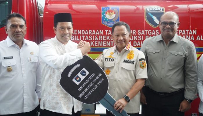 Mendagri Serahkan Damkar Multifungsi untuk Aceh Tengah