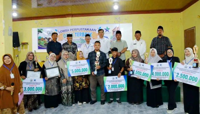 Sekda Serahkan Penghargaan Lomba Perpustakaan Desa Terbaik