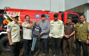 Mendagri Serahkan Bantuan Truk Tangki Air dan Peralatan Dapur