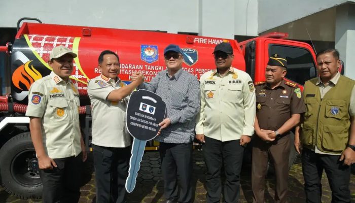 Mendagri Serahkan Bantuan Truk Tangki Air dan Peralatan Dapur