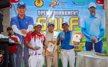 Kapolres Serahkan Penghargaan Juara Turnamen Golf