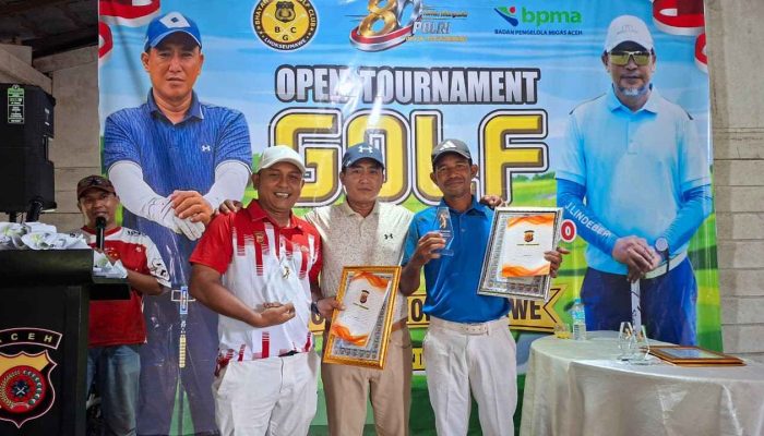 Kapolres Serahkan Penghargaan Juara Turnamen Golf