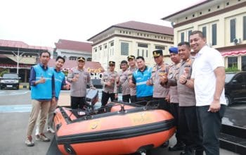 PLN NP Arun Serahkan Perahu Karet untuk Polres Lhokseumawe
