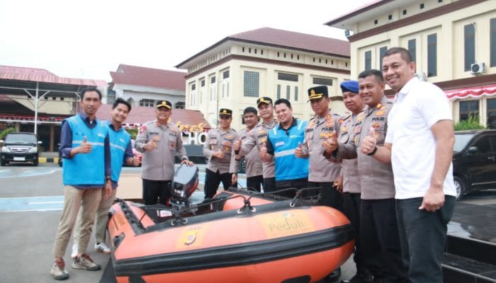 PLN NP Arun Serahkan Perahu Karet untuk Polres Lhokseumawe