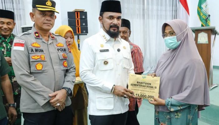 Al-Farlaky Serahkan Santunan Tahap III Korban Banjir Aceh Timur