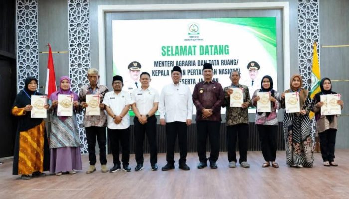Menteri ATR/BPN Kunjungi Aceh Tamiang, Serahkan Sertifikat