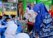 Ketua Pokja Bunda PAUD Aceh Besar Peusijuek Murid Baru
