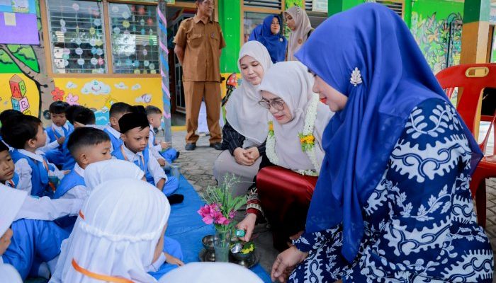 Ketua Pokja Bunda PAUD Aceh Besar Peusijuek Murid Baru