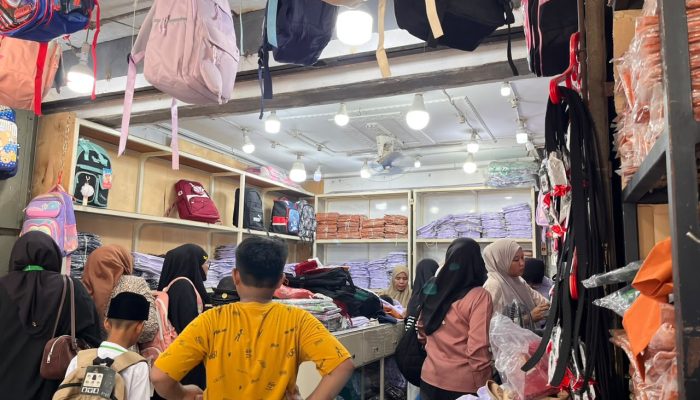 Tahun Ajaran Baru, Pasar Aceh Dipadati Pembeli Perlengkapan Sekolah