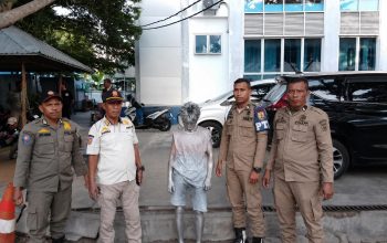 Satpol PP Banda Aceh Tindak Manusia Silver Lawan Petugas