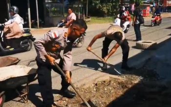 Polisi Swadaya Tambal Jalan Berlubang Demi Keselamatan Pengendara