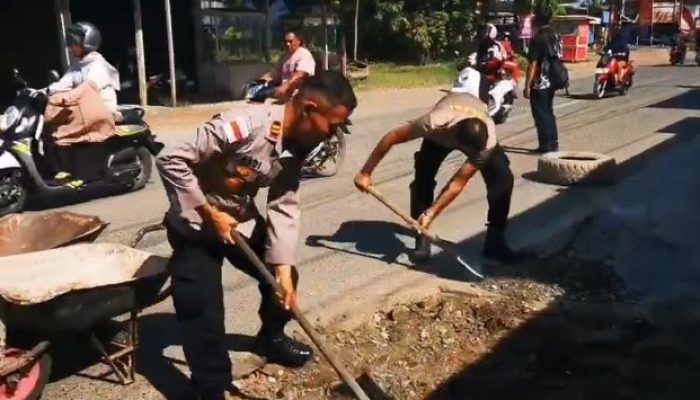 Polisi Swadaya Tambal Jalan Berlubang Demi Keselamatan Pengendara