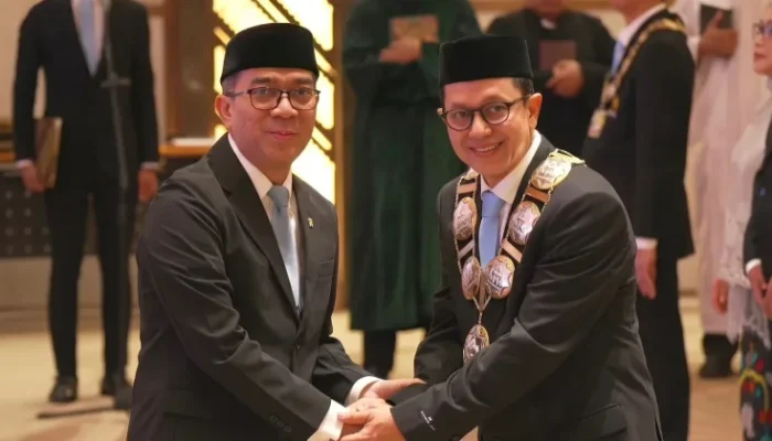 Mendikti Lantik Nyak Amir Jadi Rektor Universitas Teuku Umar