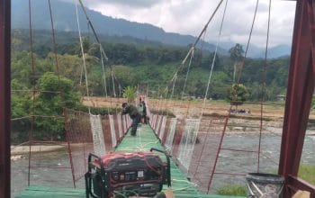 Babinsa dan Warga Cat Jembatan Perintis Kuta Ujung Aceh Tenggara