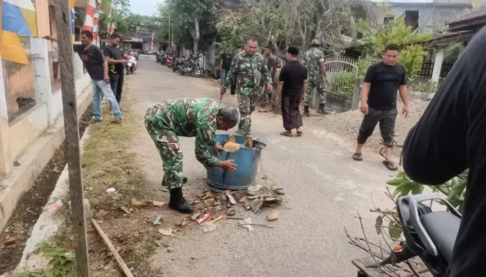 Sambut HUT RI, TNI dan Warga Bersihkan Gampong