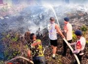 Brimob dan Damkar Padamkan Kebakaran Lahan di Lhokseumawe