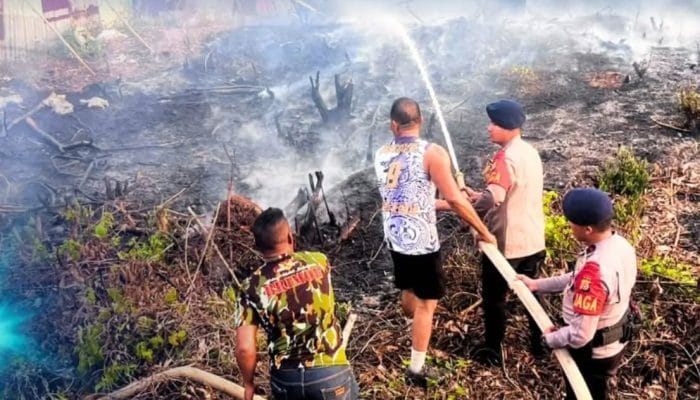 Brimob dan Damkar Padamkan Kebakaran Lahan di Lhokseumawe