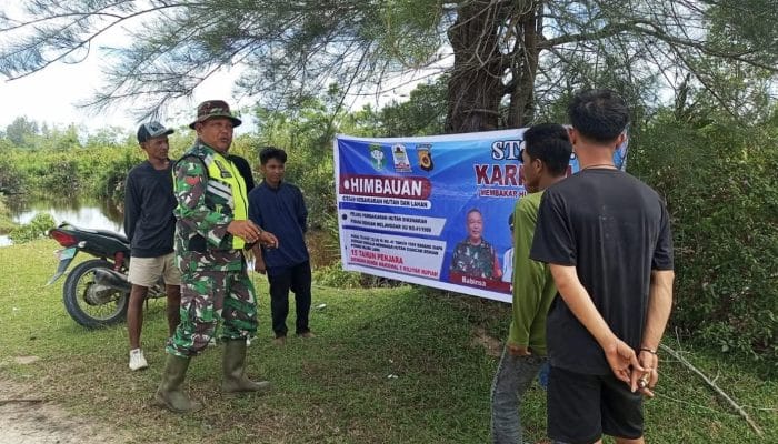TNI dan Warga Kuala Baru Singkil Patroli Cegah Karhutla