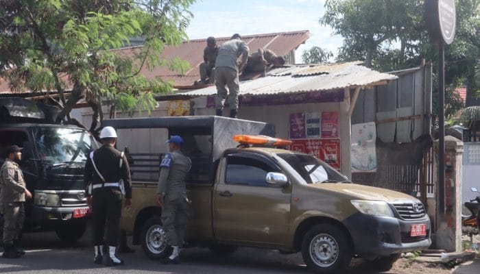 Satpol PP Aceh Besar Tertibkan PKL Gunakan Fasilitas Umum
