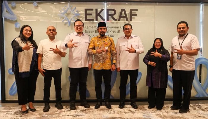 Bupati Al-Farlaky Dorong Tenun dan Tikar Aceh Timur Naik Kelas