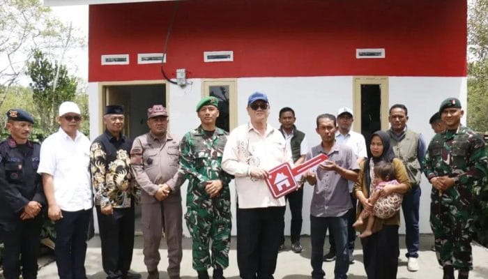 Momentum HUT RI, Tagore Serahkan Bantuan Bedah Rumah
