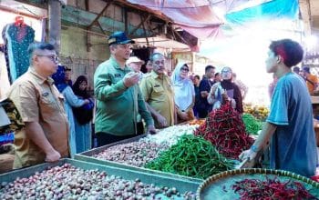 Sidak Pasar Kualasimpang, Bupati Pastikan Harga Pangan Stabil