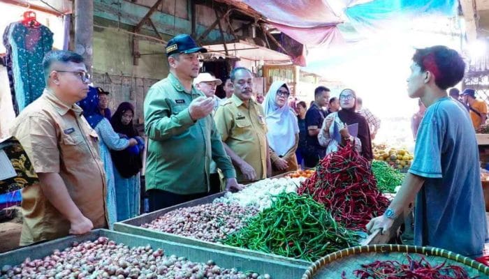 Sidak Pasar Kualasimpang, Bupati Pastikan Harga Pangan Stabil