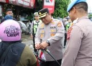 Sambut Kemerdekaan RI Kapolres Aceh Barat Bagikan Bendera 