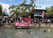 Ratusan Warga Ramaikan Lomba Tangkap Bebek di Krueng Aceh