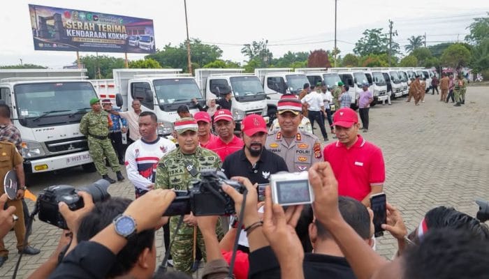 Al-Farlaky Serahkan 20 Mobil Operasional untuk Koperasi Desa