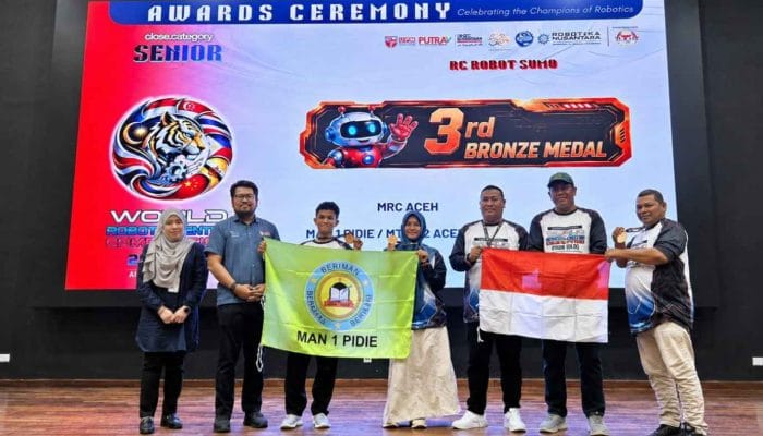 Dua Siswa MAN 1 Pidie Raih Juara 3 Kompetisi Robotik di Malaysia