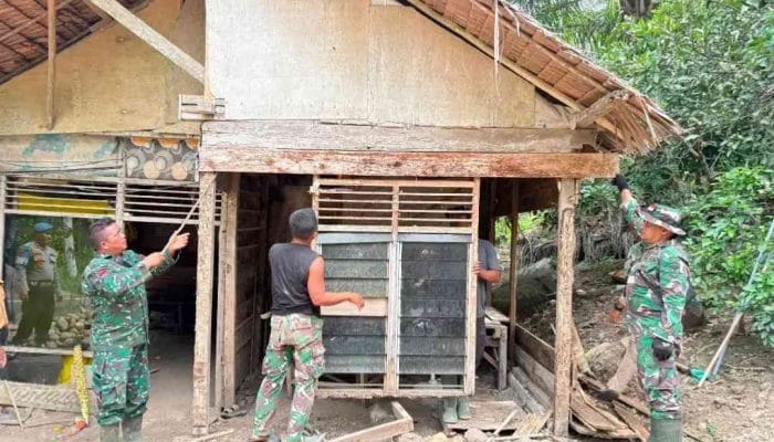 TNI Renovasi Rumah Guru Ngaji di Aceh Utara
