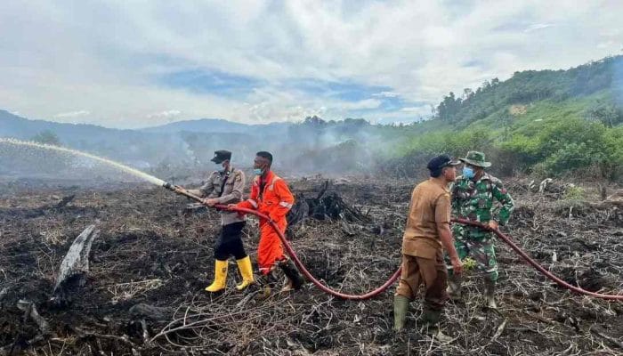 Tim Gabungan Padamkan Titik Asap Karhutla di Aceh Selatan